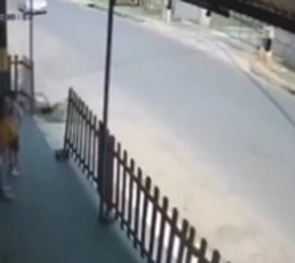 Motochorros atacan a madre e hijo en la parada de buses - Paraguay.com