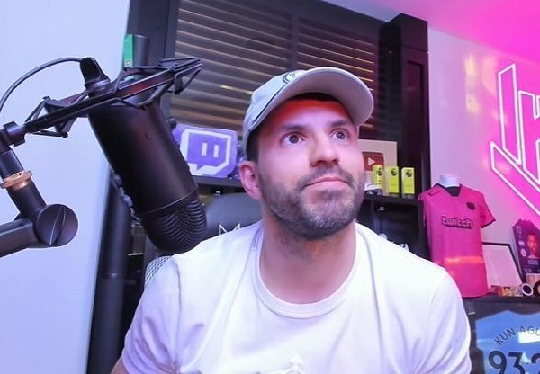 Kun confiesa que se "ahoga" cuando juega fútbol-tenis