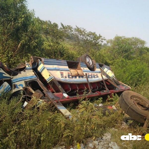 Choque de bus contra un camión deja al menos 10 heridos en Itá - Nacionales - ABC Color