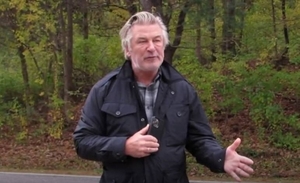 Diario HOY | Familia de la mujer que murió de un disparo en el set demanda a Alec Baldwin