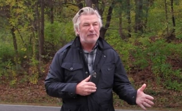 Diario HOY | Familia de la mujer que murió de un disparo en el set demanda a Alec Baldwin