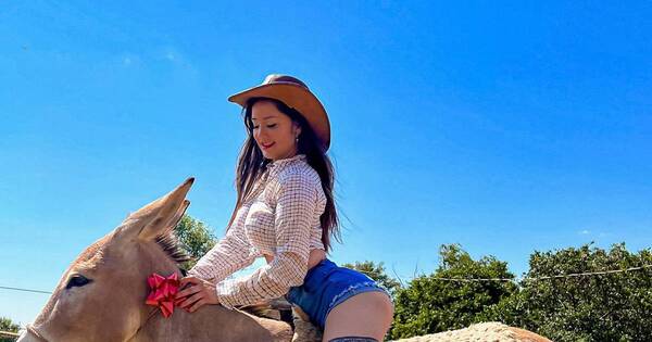 La Nación / Pamela Ruíz Díaz recibió un burro de regalo por el Día de los Enamorados