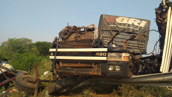 Choque y vuelco entre camión Scania y colectivo interno deja 12 heridos