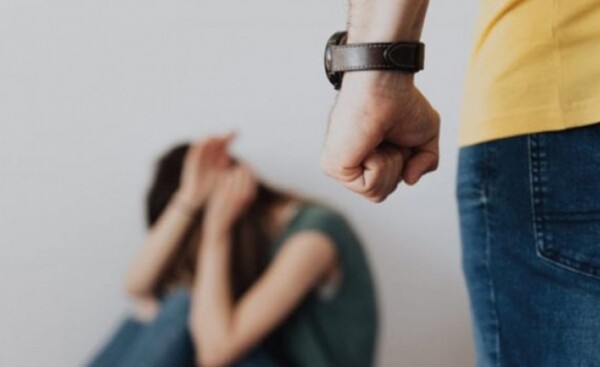 Golpeó y acuchilló a su pareja al encontrar la puerta cerrada