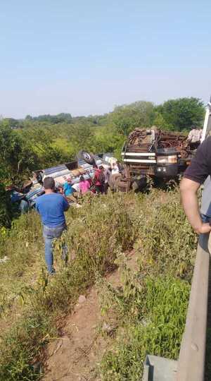 Accidente en Itá: Un camión Scania y un colectivo interno embistieron de manera frontal y se reporta varios heridos de gravedad