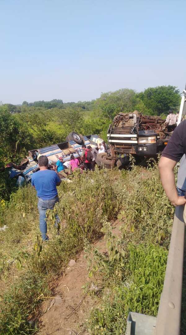 Accidente en Itá: Un camión Scania y un colectivo interno embistieron de manera frontal y se reporta varios heridos de gravedad