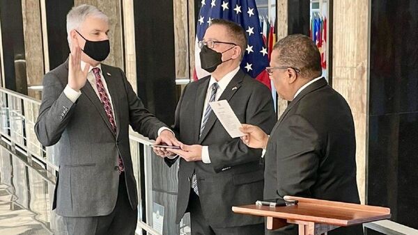 Marc Ostfield jura como nuevo embajador de EEUU en Paraguay