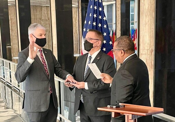 Marc Ostfield juró como nuevo embajador de EE.UU. en Paraguay