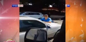 Actitud criminal: Conductor arrastró a un hombre sobre su capot | Noticias Paraguay