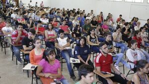 Medicina lidera de nuevo la carrera preferida de postulantes a becas de Itaipú