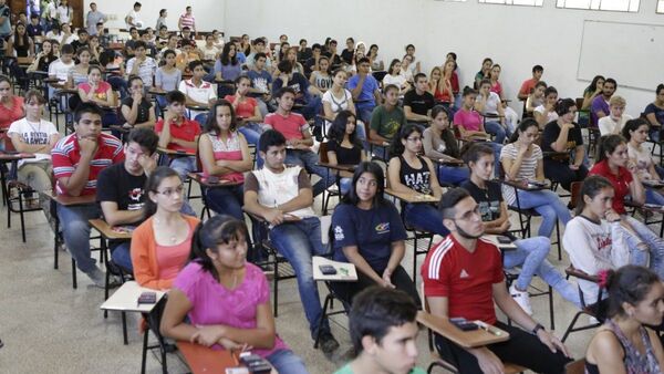 Medicina lidera de nuevo la carrera preferida de postulantes a becas de Itaipú