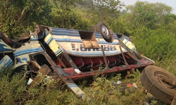 Choque entre camión y colectivo deja 12 heridos