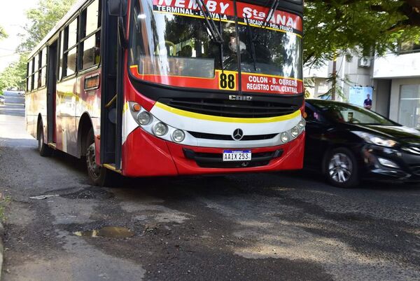 Hay siete baches en una sola cuadra, mientras Nenecho se dedica a tuitear - Nacionales - ABC Color