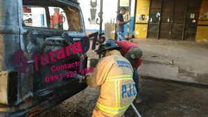 Desgracia con suerte: Un trabajador sufrió el incendio de su camión repartidor. Solo hubo daños materiales