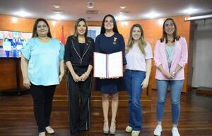 Municipalidad de Asunción: otorgan medalla al mérito a Andrea Lafarja