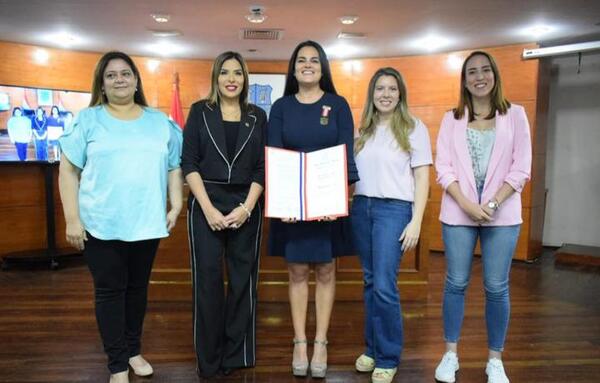 Municipalidad de Asunción: otorgan medalla al mérito a Andrea Lafarja