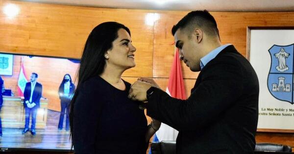 Municipalidad de Asunción condecora a Andrea Lafarja