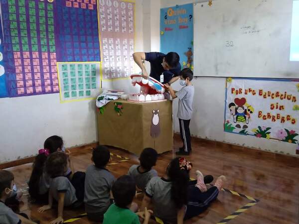 Agente comunitario enseña técnicas de cepillado correcto a escolares - La Clave