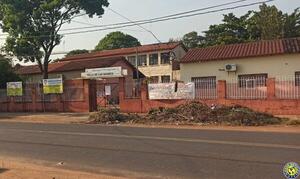 Basural frente a escuela luqueña •