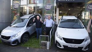 González Giménez cerró su promoción de fin de año con la entrega de dos camionetas 0 km