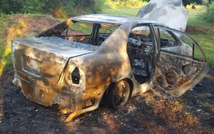 Auto robado en Roque Alonso fue encontrado incinerado en Luque •