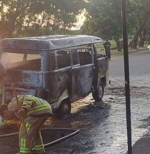 Furgoneta transportadora de panificados ardió en llamas en la vía pública
