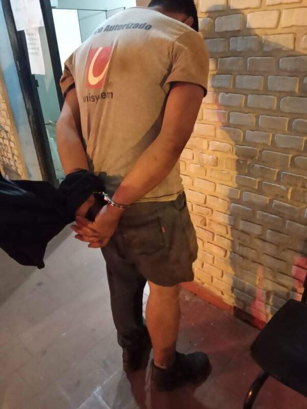 Golpeó a su pareja, a un policía y luego causó destrozos en una comisaría de Ciudad del Este - ABC en el Este - ABC Color