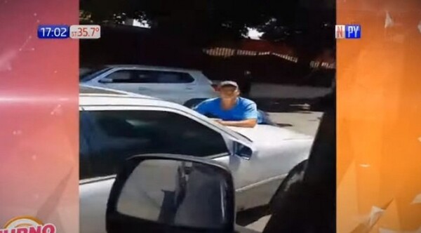 Conductor arrastró a un trabajador sobre el capó del auto