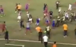Crónica / [VIDEO] ¡Ndiii! Hinchas llenaron de tongos a jugadores de su propio club