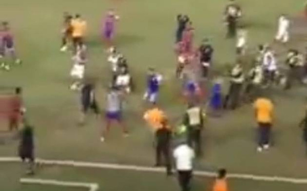 Crónica / [VIDEO] ¡Ndiii! Hinchas llenaron de tongos a jugadores de su propio club