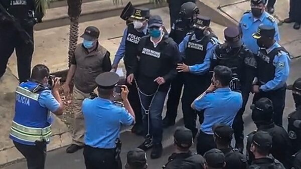 Se entregó el expresidente hondureño Hernández, cuya extradición pidió EEUU