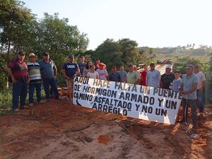 Vecinos bloquean trabajos de reparación y exigen construcción de puente en Canindeyú - Nacionales - ABC Color