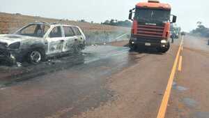 Incendio redujo a cenizas un vehiculo sobre la Ruta PY07