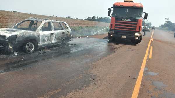 Incendio redujo a cenizas un vehiculo sobre la Ruta PY07
