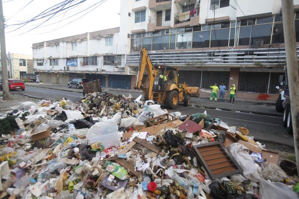 La basura ahoga a las barriadas populares de la capital de Panamá - MarketData