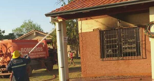 La Nación / Alumnos que reprobaron el año incendian su escuela en Itapúa