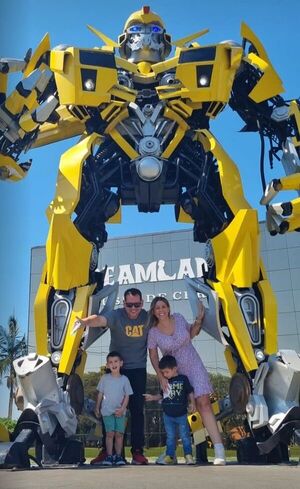 Denise Hutter disfruta de sus vacaciones familiares en Foz  - Gente - ABC Color