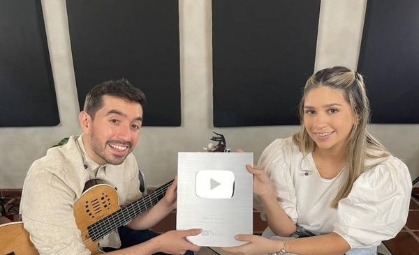 Diario HOY | Marcelo Gabriel y Sol Codas, Placa de Plata por superar 100 mil suscriptores en YouTube