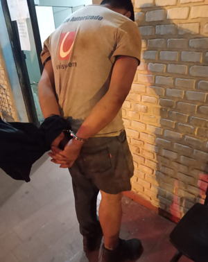 Agredió a policías, intentó suicidarse y ocasionó destrozos en la comisaría
