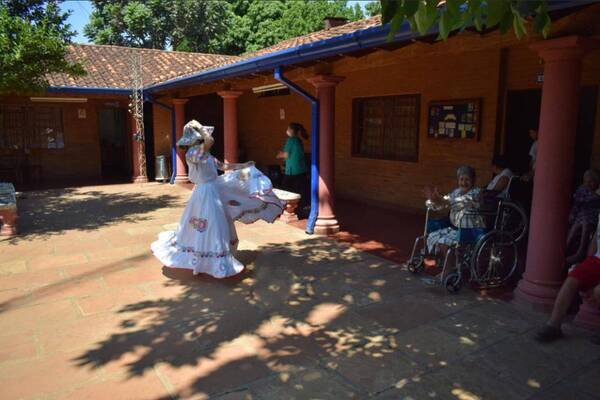 Crónica / Festejaron su último primer día de cole en un hogar de abuelitos