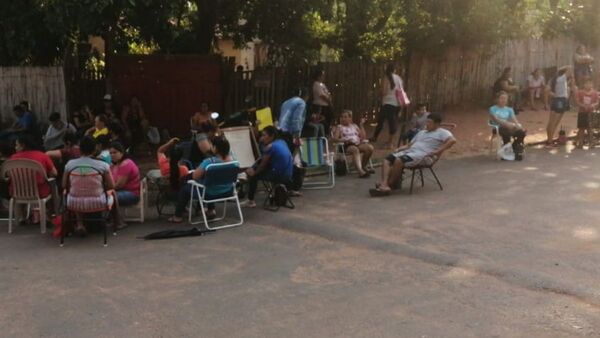 Padres hacen fila un día entero para inscribir a sus hijos en escuelas