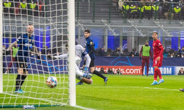 Frimino y Salah acercan al Liverpool a los cuartos de Champions