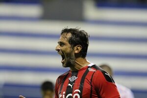 Clásico 'blanco y negro': En Libertad, van a esperar hasta lo último a Roque Santa Cruz
