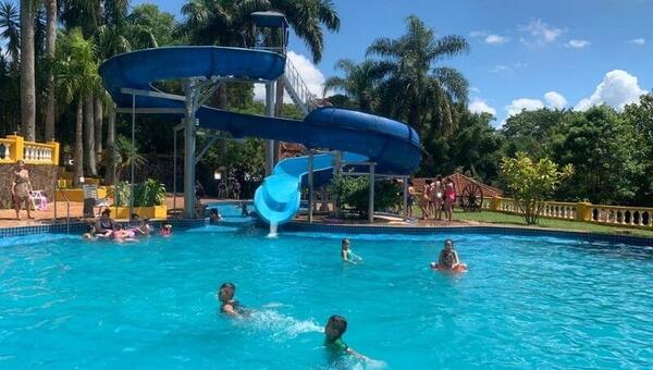 Posada turística Cabañas del Lago atrae con tobogán acuático y tirolesa de 197 metros a los amantes de la aventura