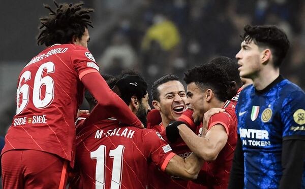 Liverpool gana y se acerca a los cuartos de final