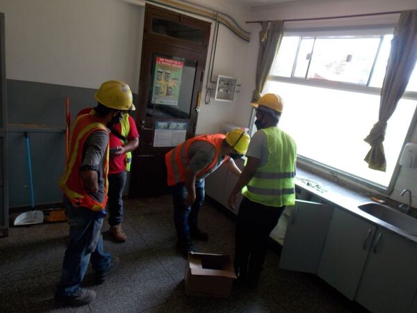 Obreros se encuentran trabajando en el Hospital de Pedro Juan Caballero