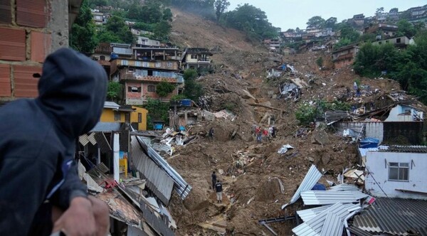 Casi 100 muertos por temporal en Río, pobladores buscan con sus manos a familiares