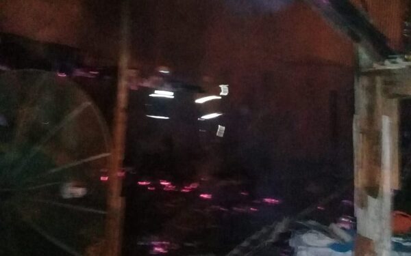 Rescatan a anciano de incendio