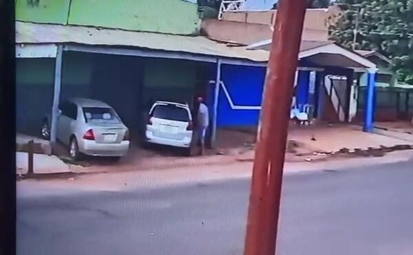 Roban vehículo en el barrio General Díaz