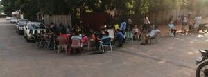 Padres hacen fila un día entero para inscribir a sus hijos en escuelas